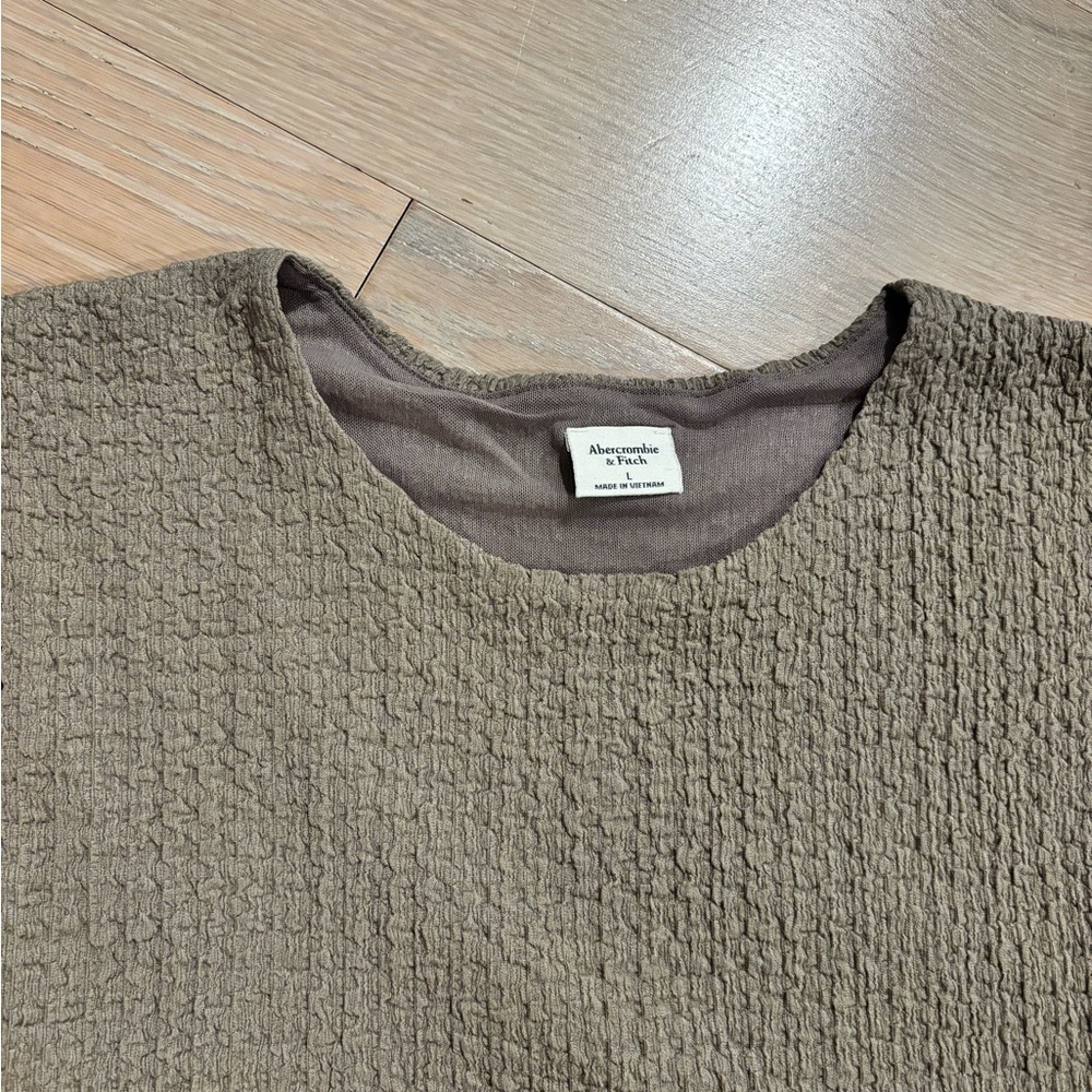 Abercrombie & Fitch Crinkle Texted Shell Tank Top - Picture 2 of 3